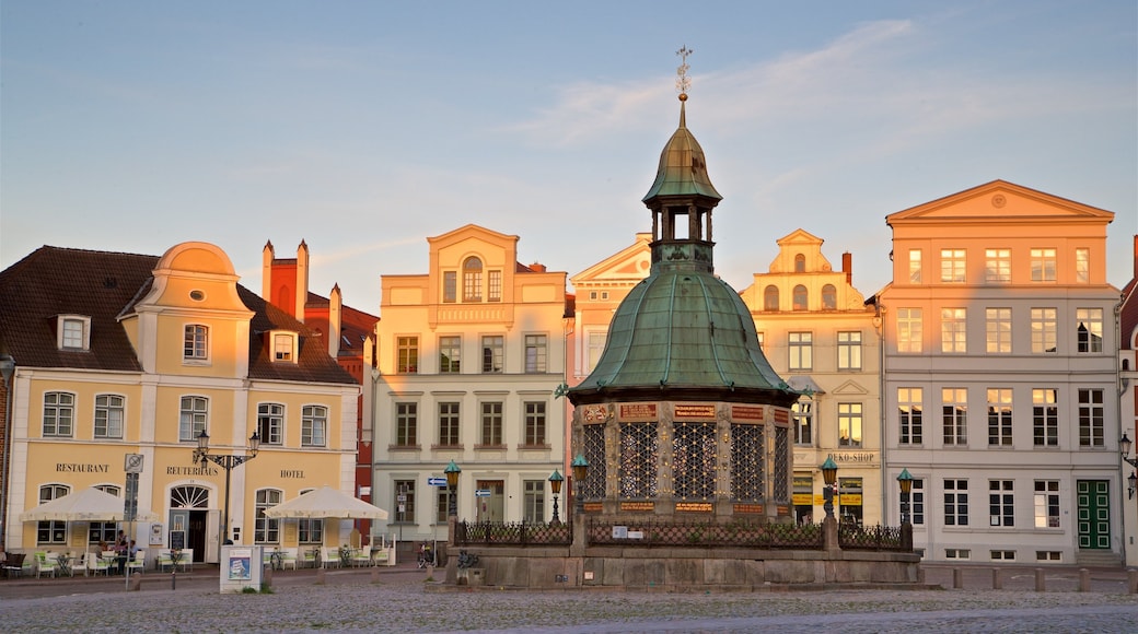 Wasserkunst showing heritage elements, a sunset and a city