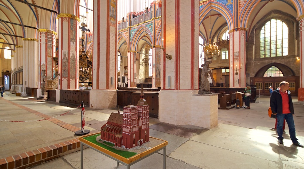 S:t Nicolai kyrka som visar en kyrka eller katedral, interiörer och historiska element