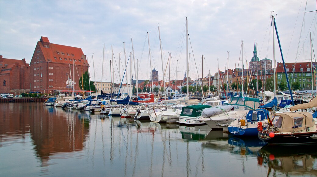 Stralsunder Hafen som viser en bugt eller havn