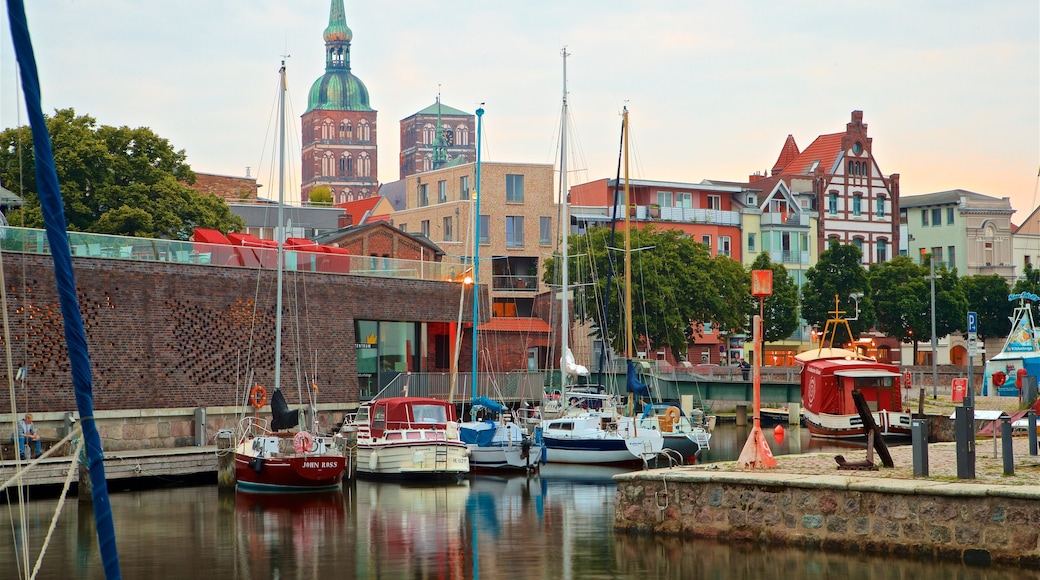 Puerto de Stralsund ofreciendo elementos patrimoniales, una bahía o un puerto y un atardecer