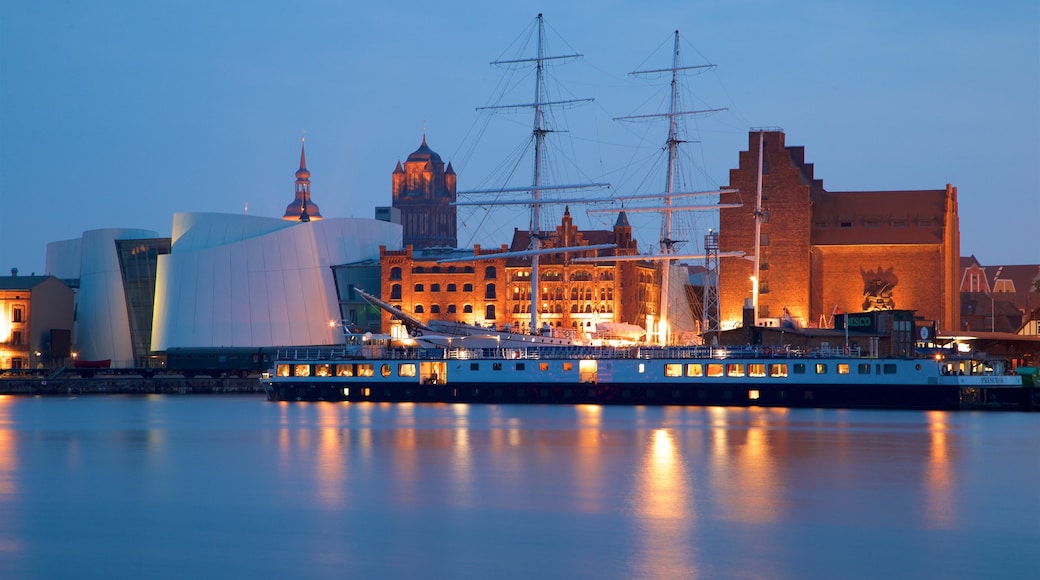 Port de Stralsund mettant en vedette scènes de nuit et baie ou port