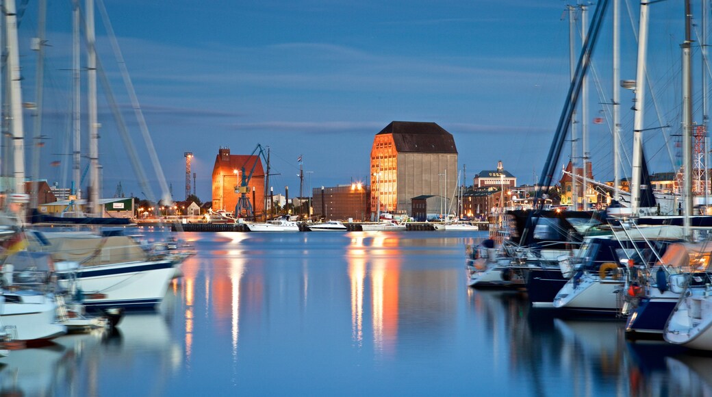 Hafen von Stralsund welches beinhaltet bei Nacht und Bucht oder Hafen