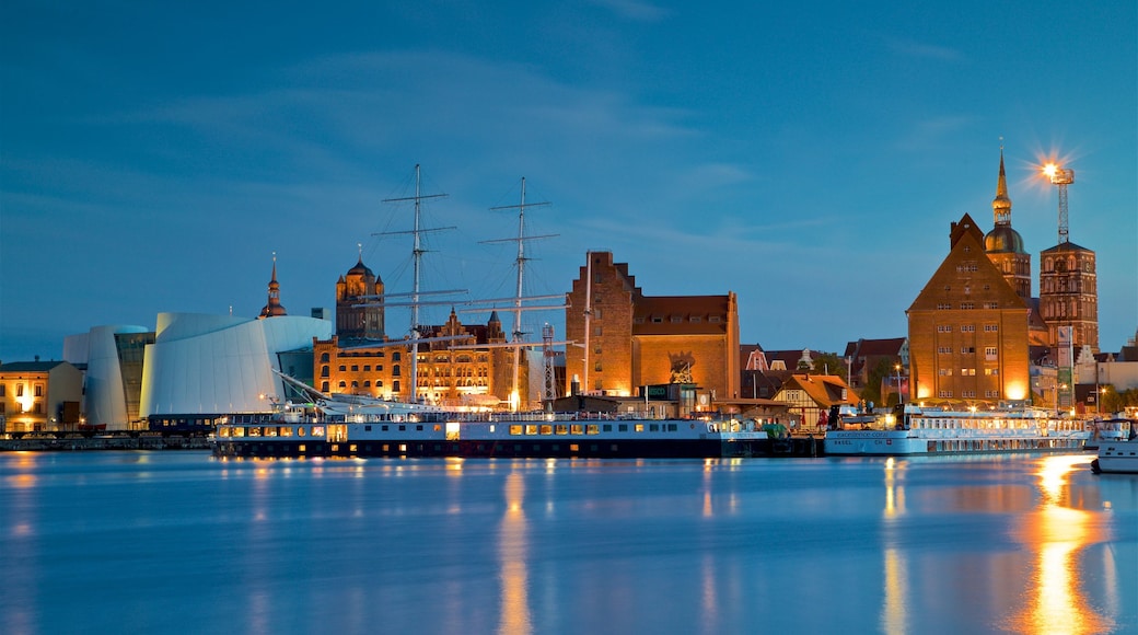 Puerto de Stralsund ofreciendo escenas de noche y una bahía o un puerto