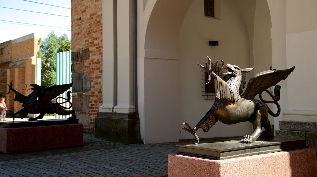 Steinporten fasiliteter samt statue eller skulptur