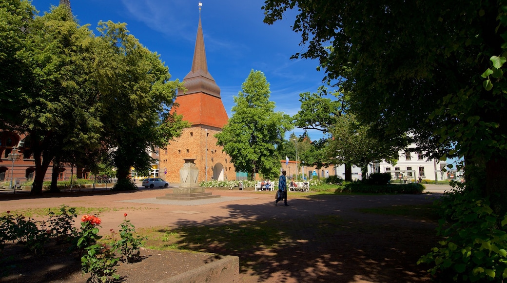 Steinporten fasiliteter samt historisk arkitektur, hage og villblomster