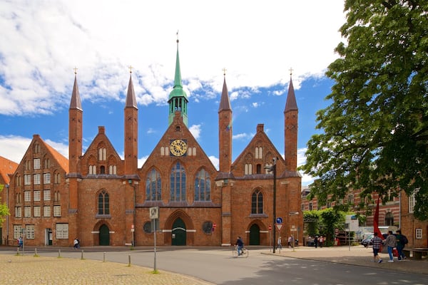Heiligen-Geist-Hospital das einen Kirche oder Kathedrale und historische Architektur