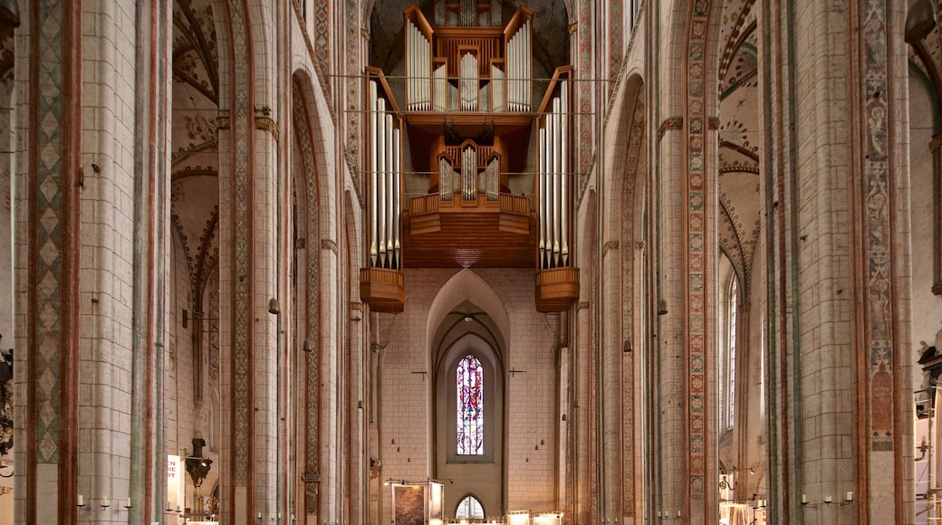 Marienkirche presenterar en kyrka eller katedral, interiörer och historiska element