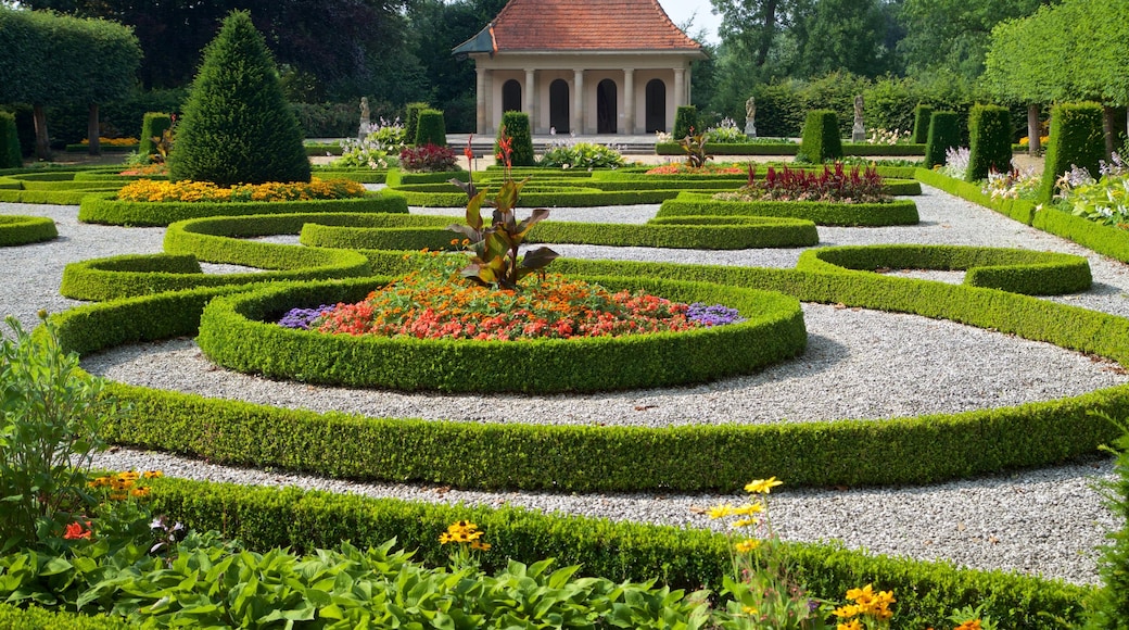 Schloss Wolfsburg som visar en trädgård och blommor