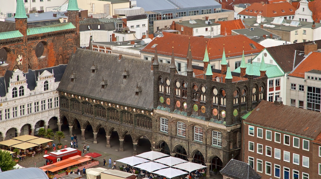 Petrikirche presenterar landskap, en stad och historisk arkitektur