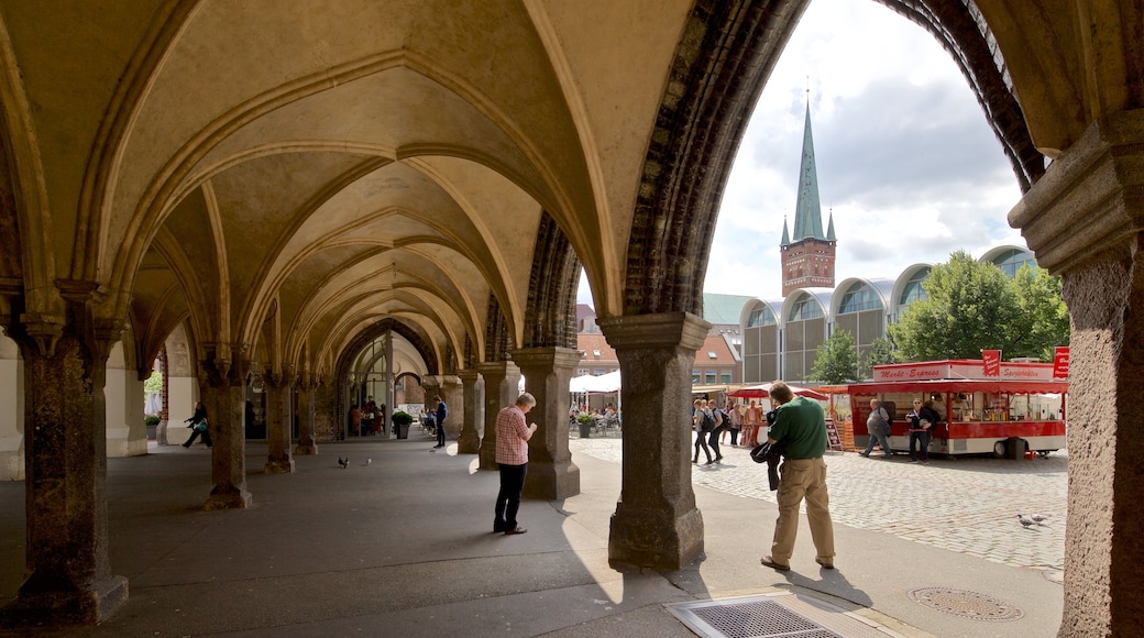 Rathaus das einen Innenansichten und Geschichtliches sowie kleine Menschengruppe