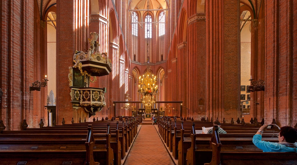 St-Nikolai-Kirche inclusief historisch erfgoed, interieur en een kerk of kathedraal