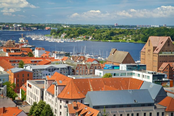 Petrikirche welches beinhaltet Stadt, Bucht oder Hafen und Fluss oder Bach