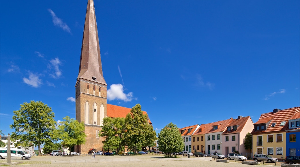 Petrikirche som inkluderar ett torg och historisk arkitektur