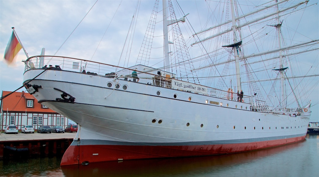 Gorch Fock 1 mostrando una bahía o un puerto