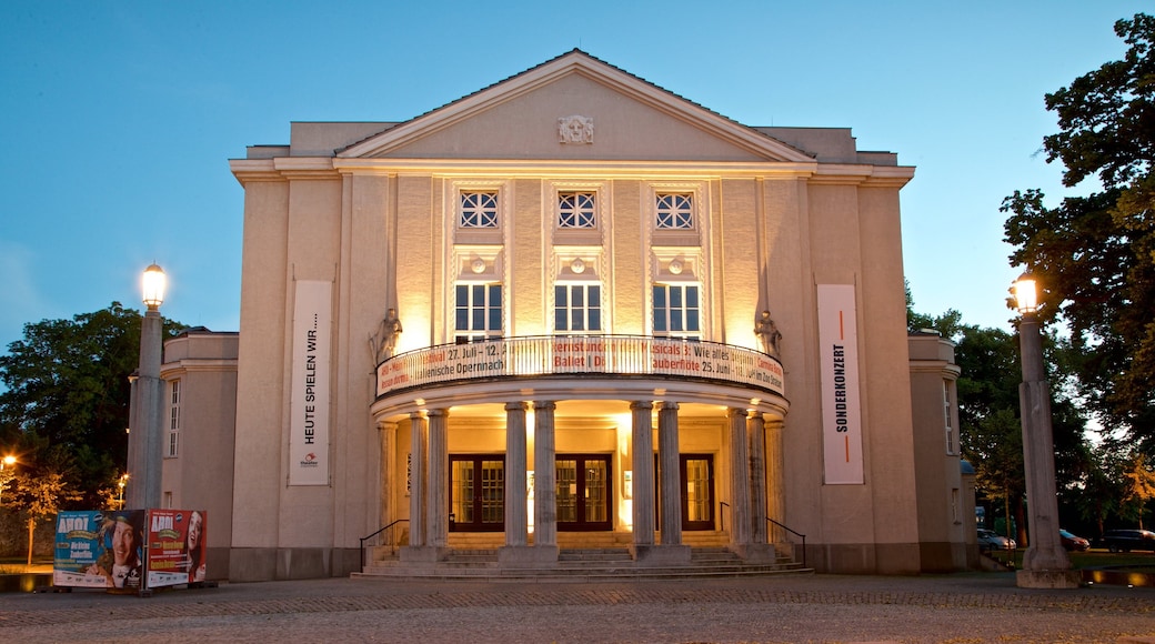 Theatre Vorpommern in Stralsund 设有 夜景 和 歷史建築