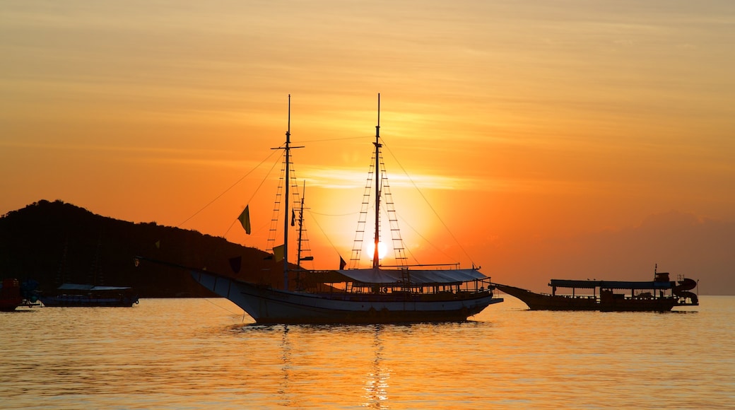 Búzios som viser solnedgang og bukt eller havn