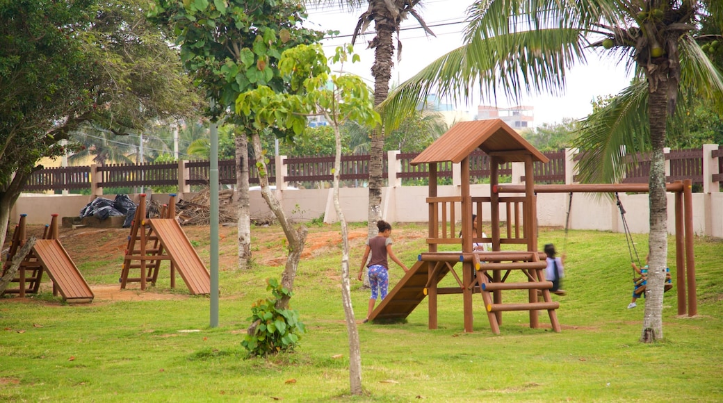 Parque Público Hermes Barcellos caracterizando um jardim e um parquinho assim como uma família