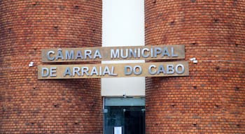 Rathaus von Arraial do Cabo mit einem Beschilderung