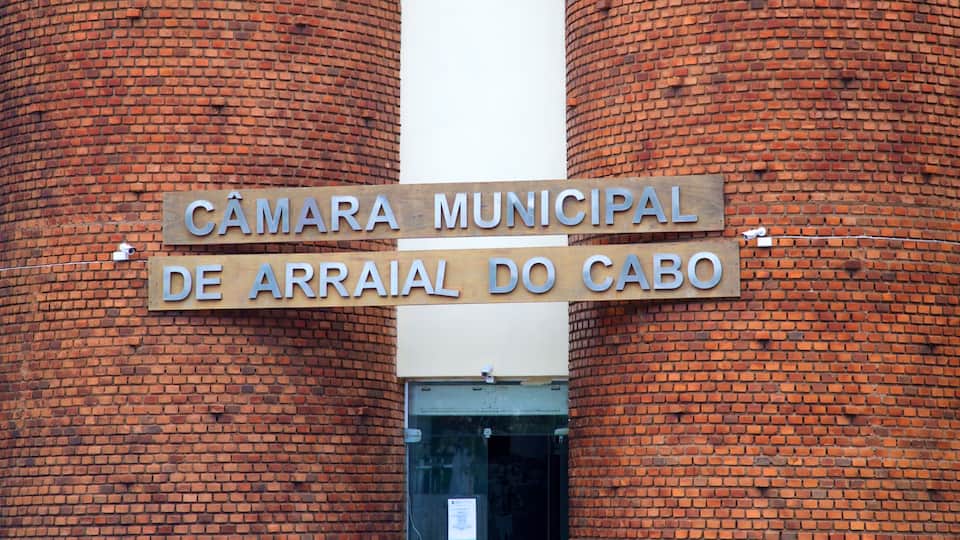 Ayuntamiento municipal de Arraial do Cabo que incluye señalización
