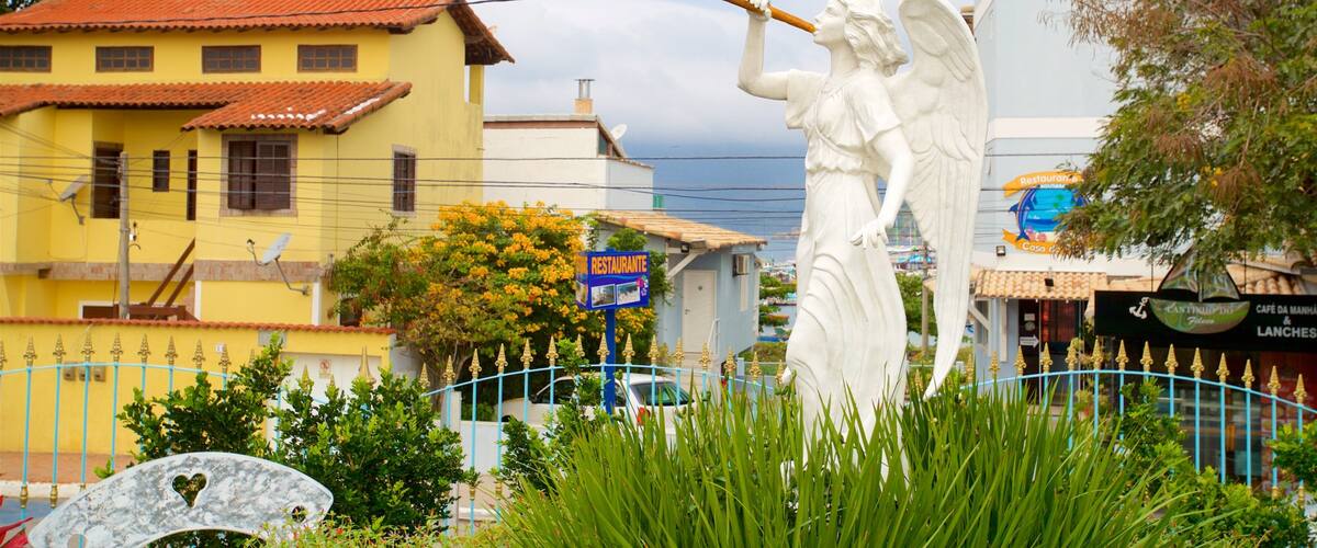 Igreja de Nossa Senhora dos Remédios caracterizando elementos religiosos e uma estátua ou escultura