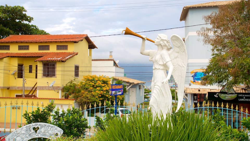 Iglesia Nuestra Señora de los Remedios mostrando elementos religiosos y una estatua o escultura
