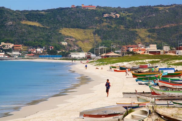 Porto do Forno mit einem Sandstrand, Küstenort und allgemeine Küstenansicht