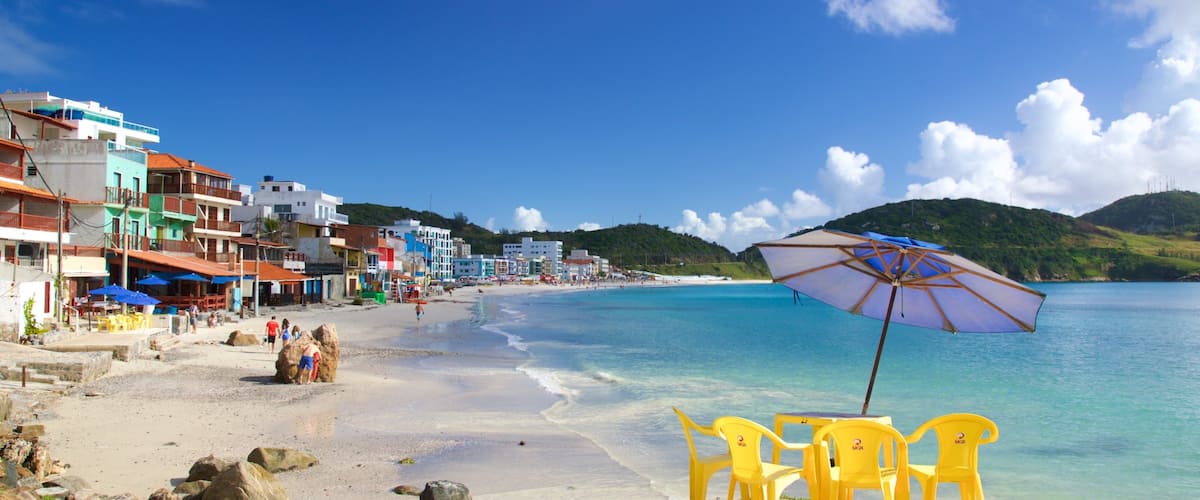 Praia da Prainha inclusief een strand, algemene kustgezichten en een kuststadje
