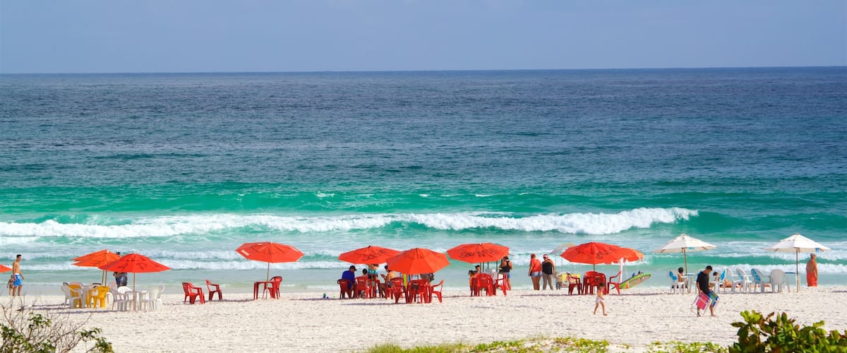 Arraial do Cabo que inclui uma praia e paisagens litorâneas assim como um pequeno grupo de pessoas