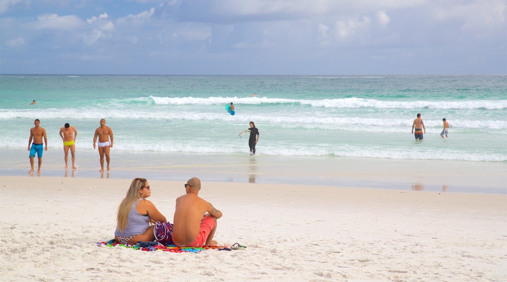 Arraial do Cabo que inclui paisagens litorâneas e uma praia de areia assim como um casal