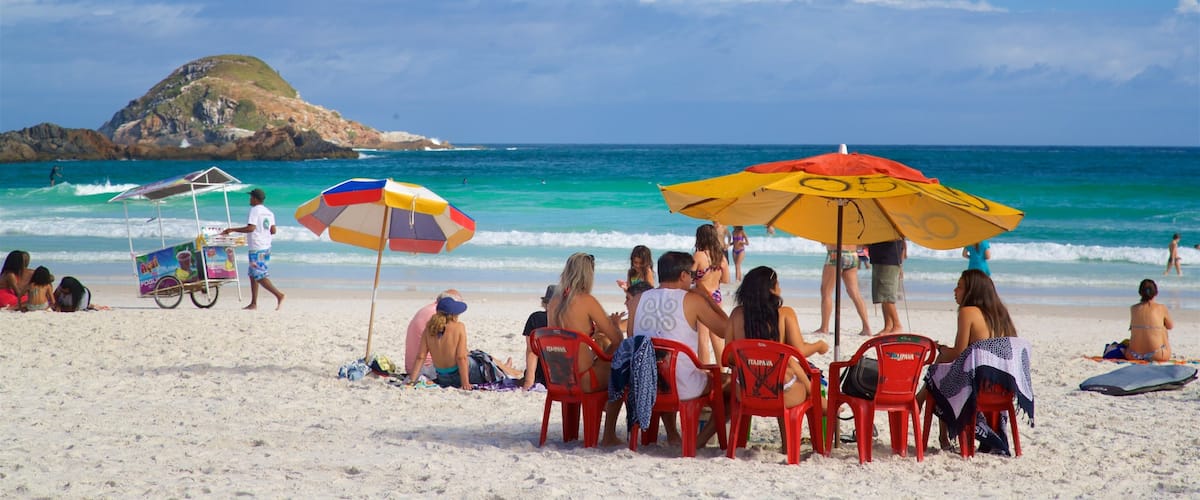Arraial do Cabo caracterizando paisagens litorâneas e uma praia assim como um pequeno grupo de pessoas