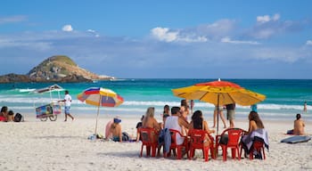 Arraial do Cabo das einen Strand und allgemeine Küstenansicht sowie kleine Menschengruppe