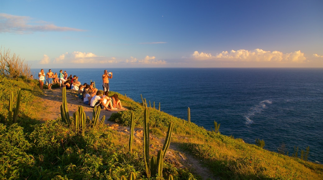 Punto panoramico di Atalaia caratteristiche di vista della costa e tramonto cosi come un piccolo gruppo di persone