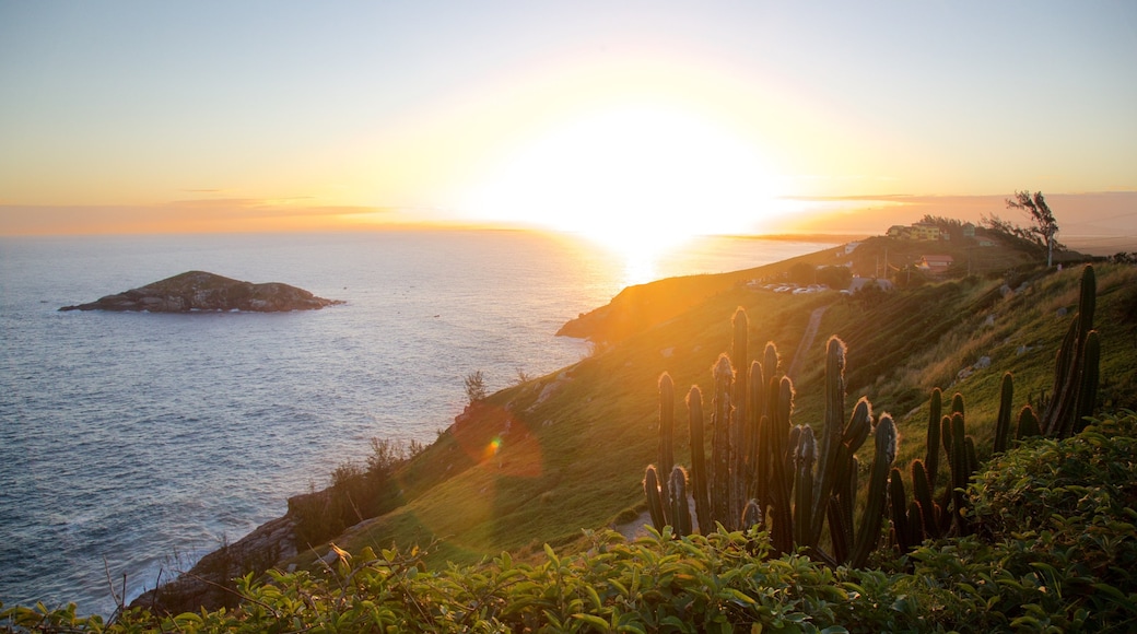 Mirador de Atalaia que incluye una puesta de sol, vistas generales de la costa y vistas de paisajes