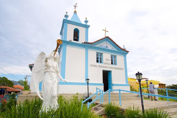 Igreja de Nossa Senhora dos Remédios welches beinhaltet Statue oder Skulptur, Kirche oder Kathedrale und religiöse Aspekte