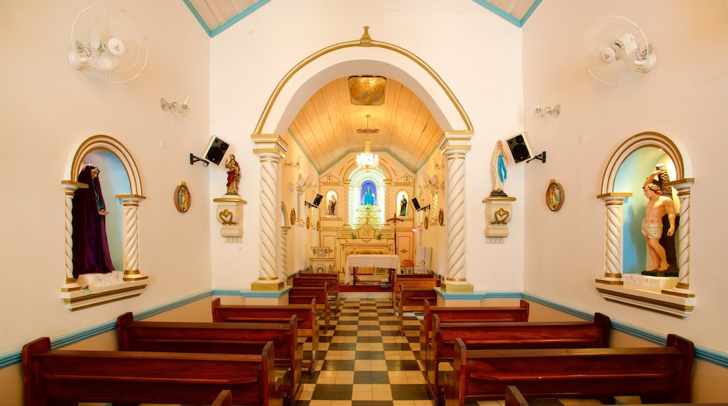 Igreja de Nossa Senhora dos Remédios que inclui vistas internas e uma igreja ou catedral