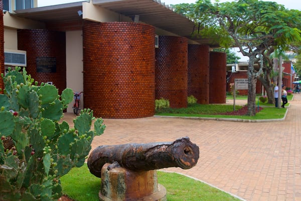 Hôtel de ville d\'Arraial do Cabo qui includes patrimoine historique et articles militaires