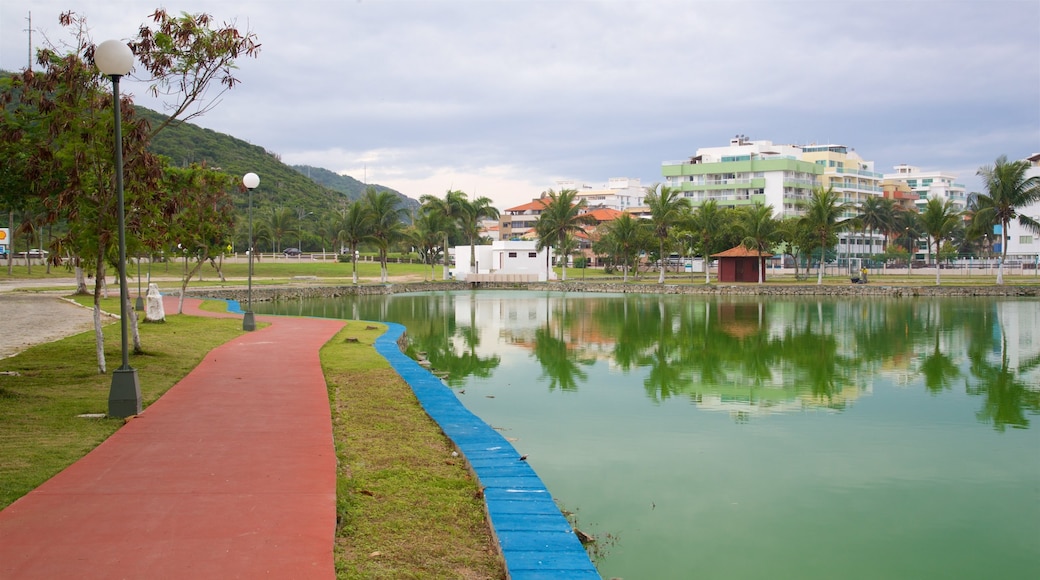 Parque Público Hermes Barcellos mostrando um lago ou charco e uma cidade litorânea