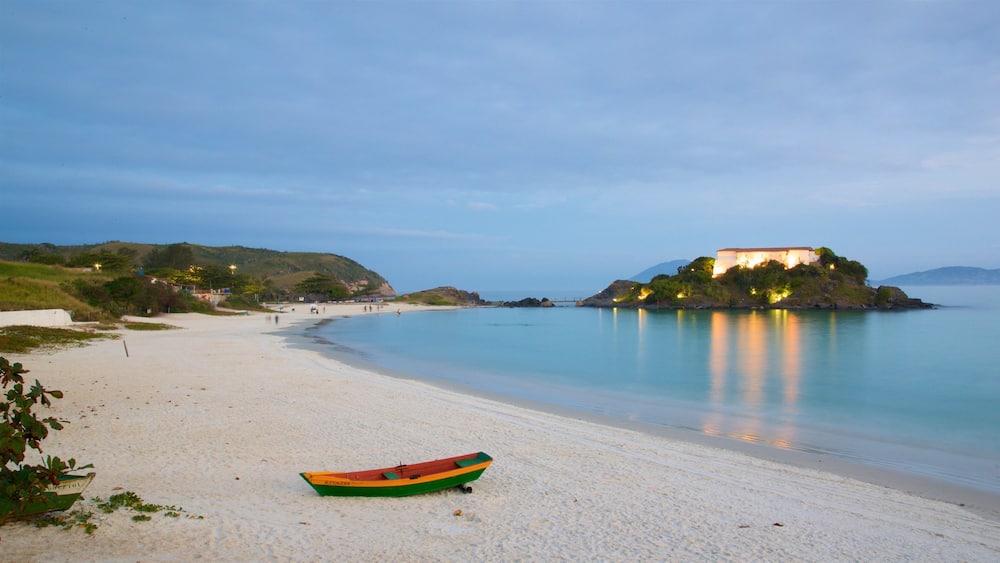Forte de São Mateus do Cabo Frio mit einem Sandstrand, Inselansicht und allgemeine Küstenansicht