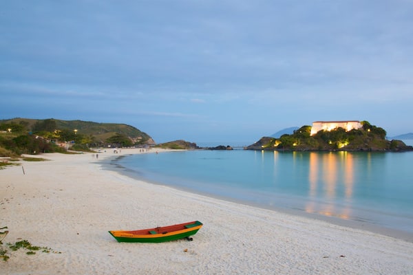 Forte de São Mateus do Cabo Frio mit einem Sandstrand, Inselansicht und allgemeine Küstenansicht