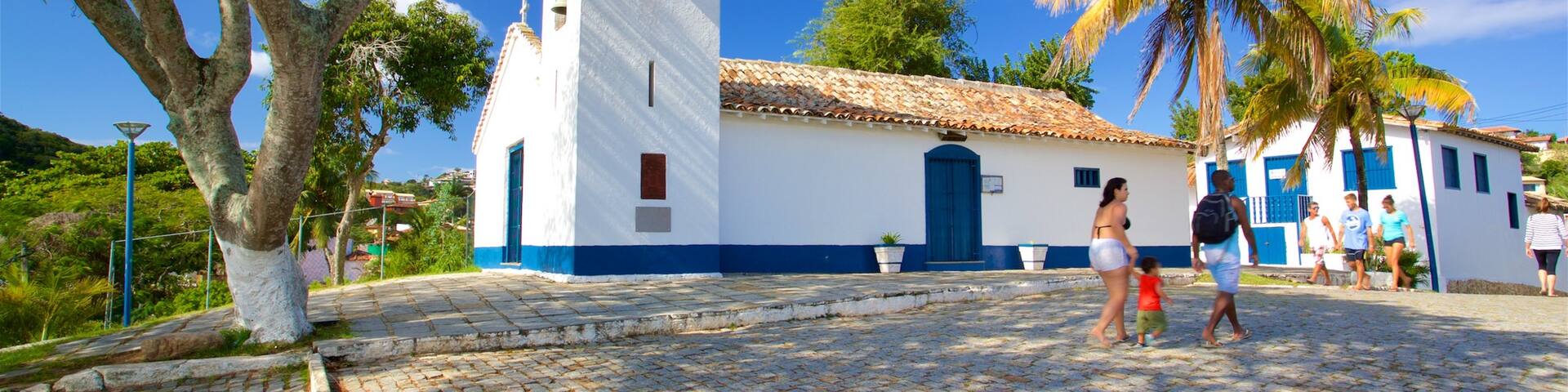 Sant\'Ana Church featuring a small town or village and street scenes as well as a family