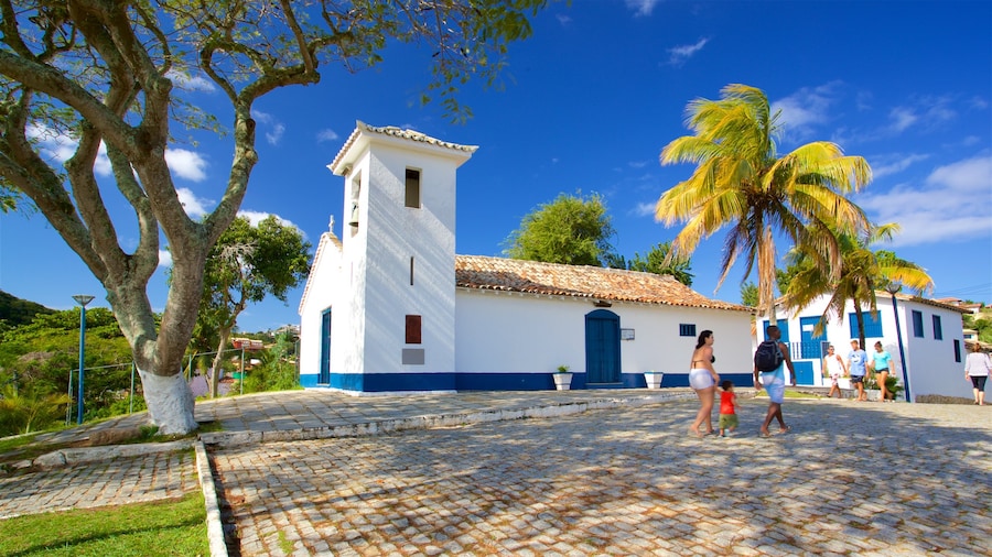 Iglesia de Santa Ana mostrando escenas urbanas y una pequeña ciudad o pueblo y también una familia