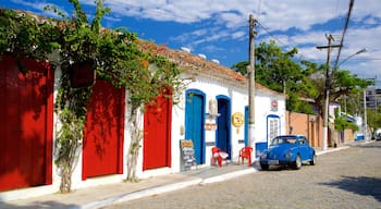 Cabo Frio showing a small town or village