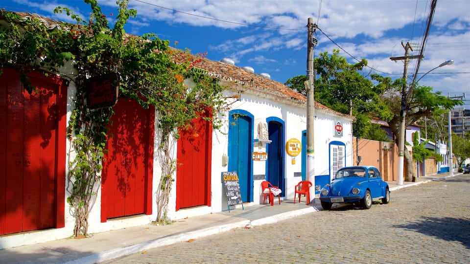 Cabo Frio showing a small town or village