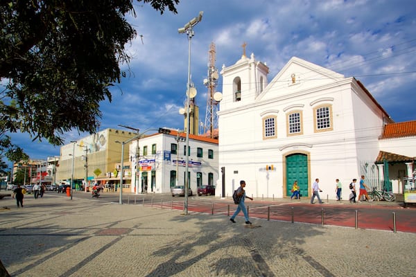 Paroisse Notre-Dame de l\'Assomption de Cabo Frio montrant église ou cathédrale et petite ville ou village