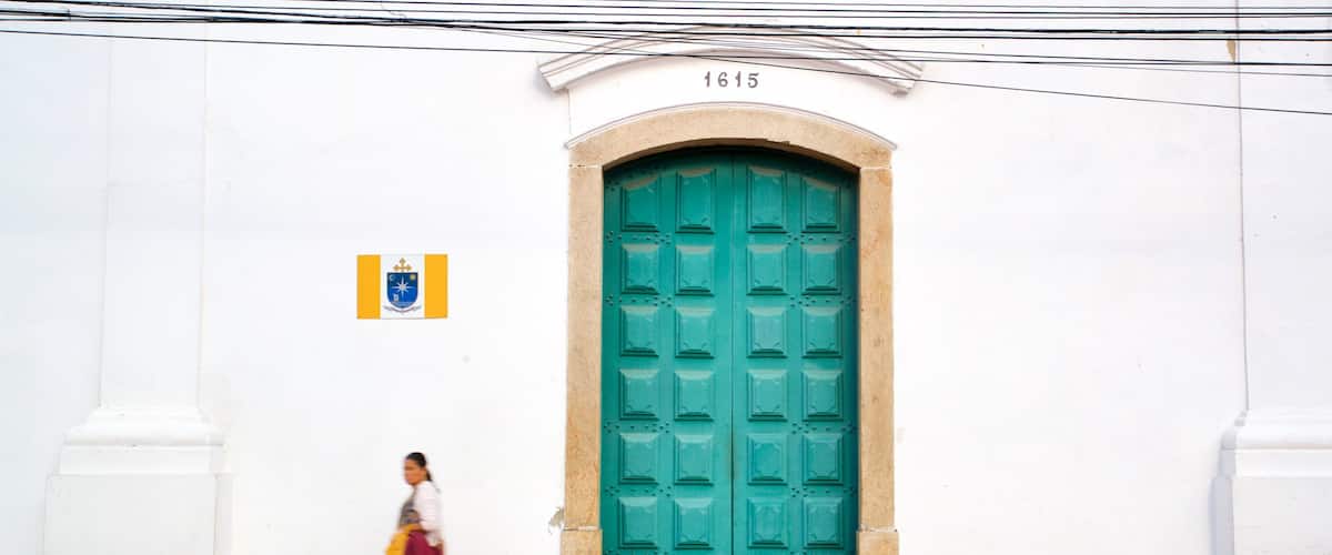 Paróquia Nossa Senhora da Assunção de Cabo Frio mostrando elementos de patrimônio e cenas de rua assim como uma mulher sozinha
