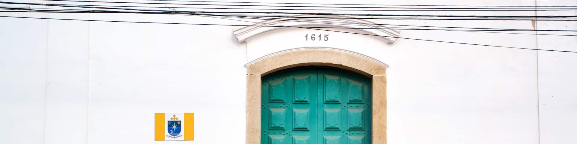 Paróquia Nossa Senhora da Assunção featuring perintökohteet ja katunäkymät sekä yksi nainen