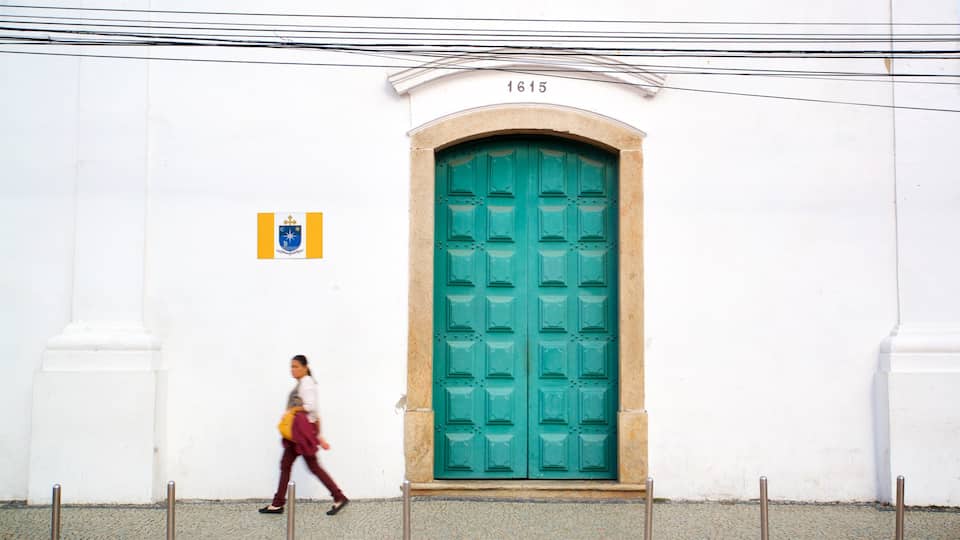 Parroquia Nuestra Señora de la Asunción de Cabo Frío ofreciendo escenas urbanas y elementos del patrimonio y también una mujer