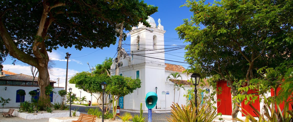 Iglesia de San Benito ofreciendo una iglesia o catedral y una pequeña ciudad o pueblo