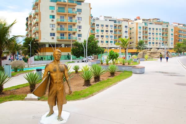 Aguas Square welches beinhaltet Outdoor-Kunst, Garten und Statue oder Skulptur