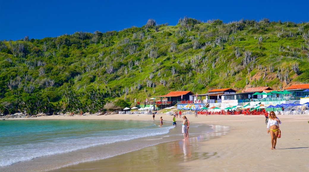 Playa de Conchas ofreciendo vista general a la costa, una playa y una ciudad costera